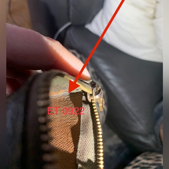 1992 Authentic Louis Vuitton key cles - broken zipper - Picture 12 of 16